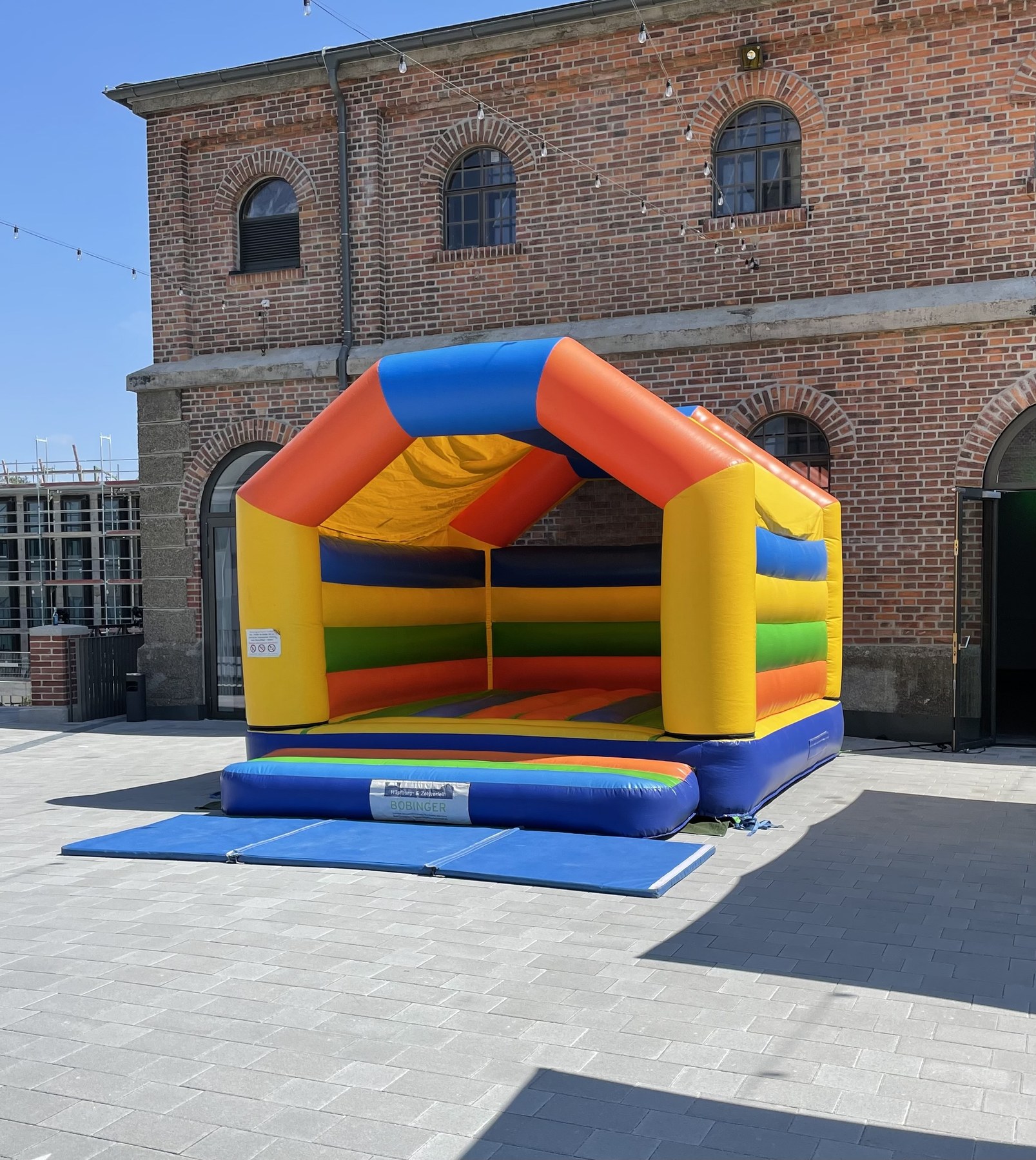 Bunte Hüpfburg auf Rasenfläche