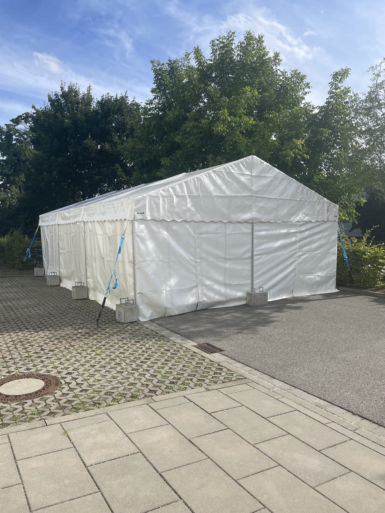 Partyzelt mit weißer PVC-Plane